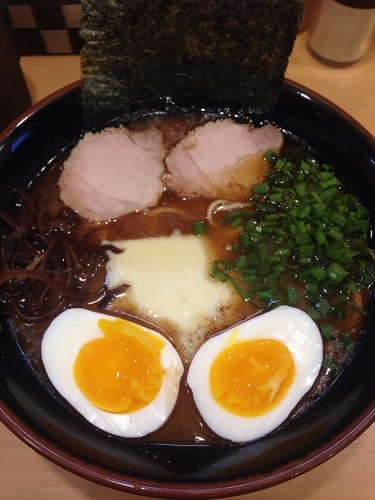 「あっさりとんこつらーめん＋ゆで卵」@らーめん梅吉の写真