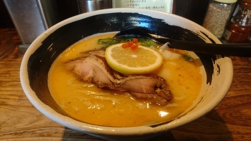 「【冬季限定麺】鮭カマ出汁そば ～檸檬風味～」@麺場 浜虎 横浜店の写真