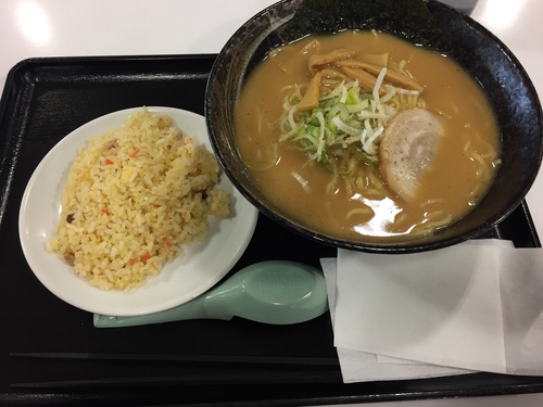 「豚骨醤油ラーメン（大盛）＆無料炒飯」@豚骨醤油 麺屋松太郎の写真