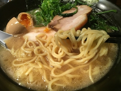 「ラーメン（中盛）＆味玉」@横浜家系ラーメン 石川家 大宮店の写真