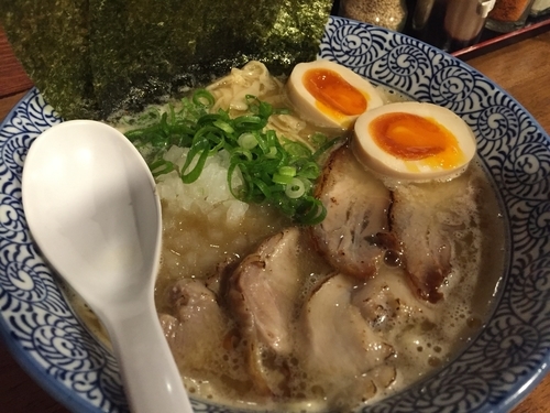 「特製濃厚煮干し鶏白湯ラーメン：950円」@煮干しラーメン 麺匠 春晴の写真