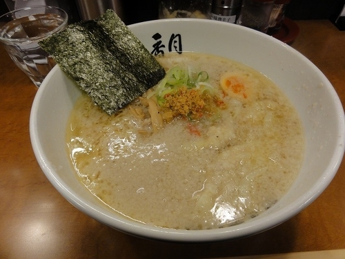 「えび塩ラーメン900円　背脂多め」@らーめん香月 六本木店の写真