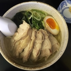 鶏ソバ 中盛(800円)+白飯(100円)