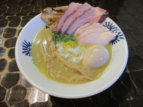 「純鶏そば（７５０円）＋窯焼きチャー＋特製トッピング」@特級鶏蕎麦 龍介の写真