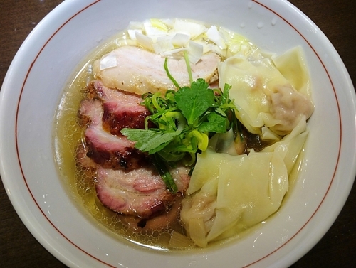 「地鶏中華そば（塩・手もみ麺）＋釜焼きチャーシュー＋肉ワンタン」@麺や 虎徹の写真