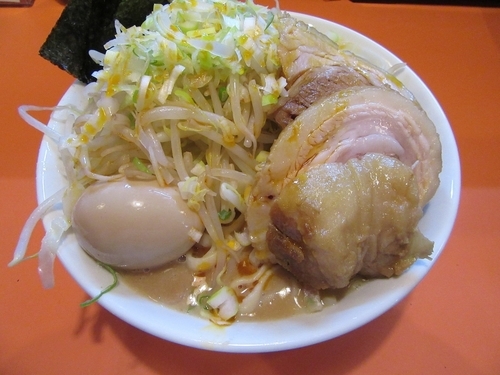 「ラーメン豚一切（８４０円）＋味玉＋海苔＋ラー油＋葱」@ちばからの写真