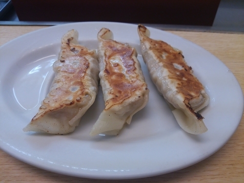 「肉キョーザ３個」@満北亭 昭和公園北店の写真