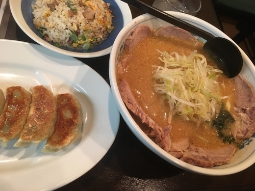 「ネギ味噌チャーシュー950円、餃子350円、半炒飯400円」@らーめん さつまっ子の写真