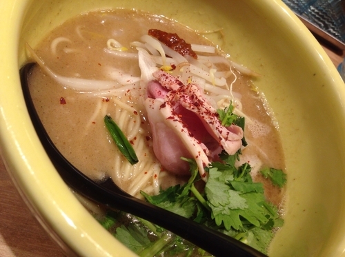 「スパイストンコツソバ」@ソラノイロ トンコツ&キノコの写真