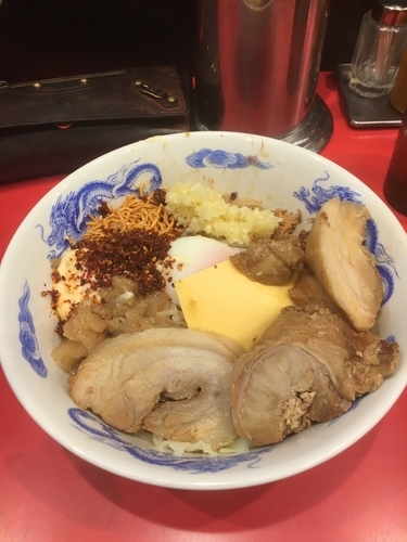 「まぜそば 子豚まし 全マシニンニク辛味ダブル」@ジャンクガレッジ 大宮駅前店の写真