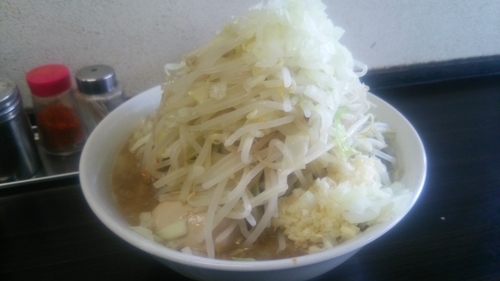 「らーめん 豚二枚 味玉  ヤサイ タマネギ ニンニク」@らーめん虎丸の写真