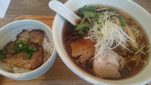 「らーめん（800円）＋ミニちゃーしゅー丼（250円）」@らーめんshigetomiの写真