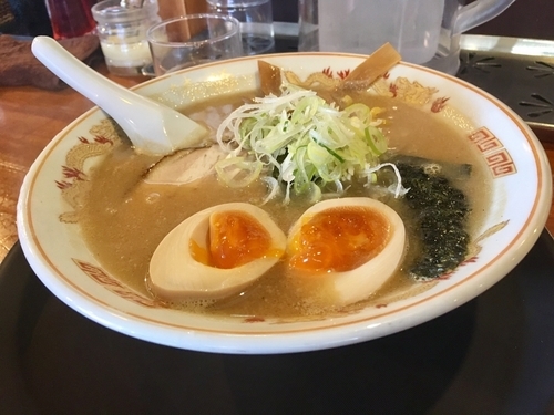 「旭川醤油らーめん ¥700 + 味玉 ¥100(サービス券使用で」@北海道らーめん 味源 小平店の写真