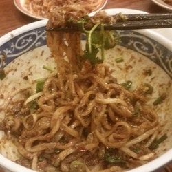 汁無し担々麺 普通 パクチー、生卵