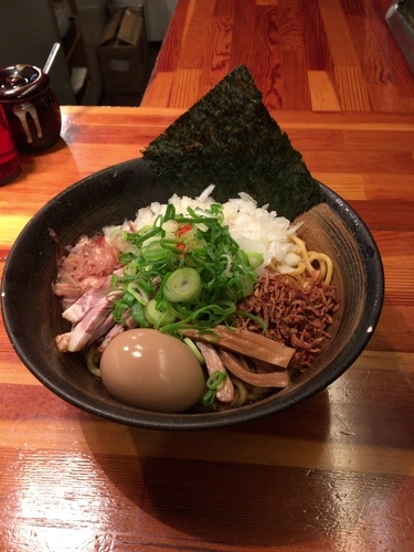「味玉付き油そば」@瞠 池袋店の写真