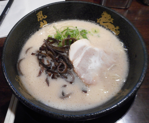 「とんこつラーメン 580円」@とんこつラーメン 博多風龍 大宮東口駅前店の写真