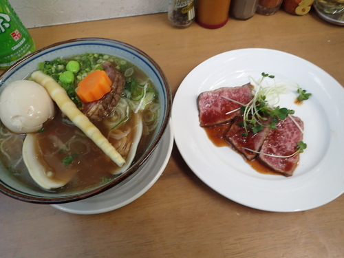 「C 丸地鶏黄金＋顎＋小鯖＋蛤＆和牛叩き 小皿 （塩）2000」@MENYA 食い味の道有楽の写真