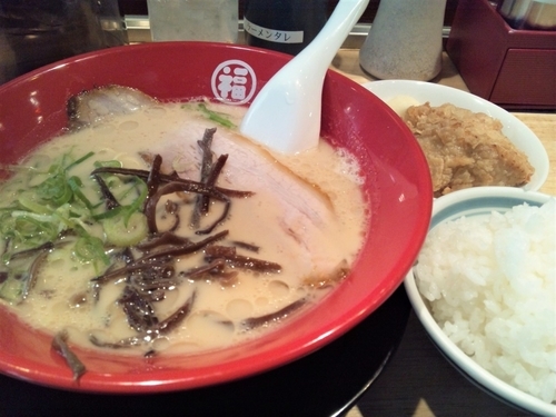 「特製ラーメン+ライス+唐揚げ1コ」@豚骨らーめん 福の軒 秋葉原店の写真
