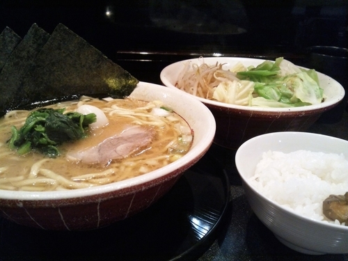「しょうゆラーメン+もやキャベ+半ライス」@横浜家系 だるま家の写真