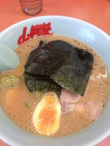 「醤油ラーメン（少なめ濃いめ）＋味玉」@ラーメン山岡家 相模原店の写真