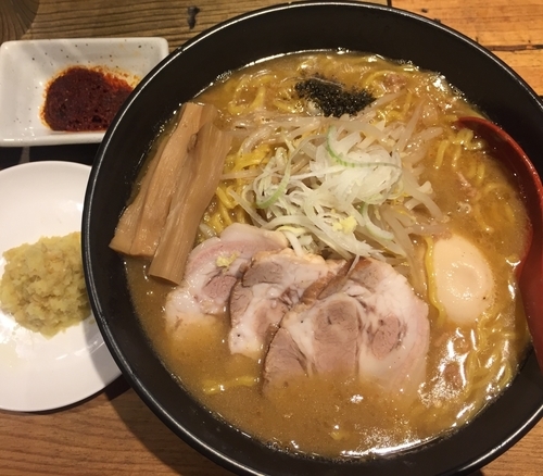 「特製味噌らーめん〜札幌風〜990円+辛玉50円+中盛50円+おろ」@麺屋 翔 西新宿本店の写真