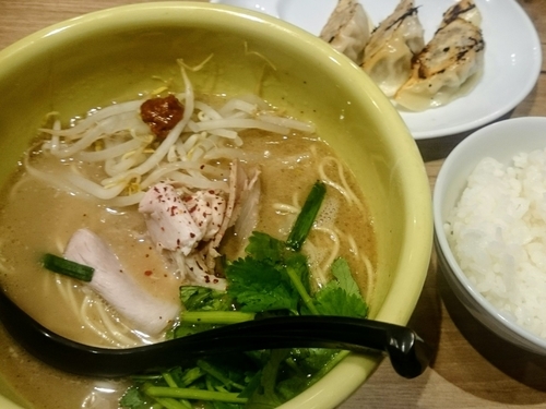 「スパイストンコツソバ＋餃子ご飯セット」@ソラノイロ トンコツ&キノコの写真