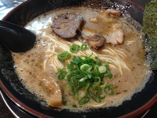 「とんこつかつおしょうゆラーメン　￥７５０」@らーめん しんの写真