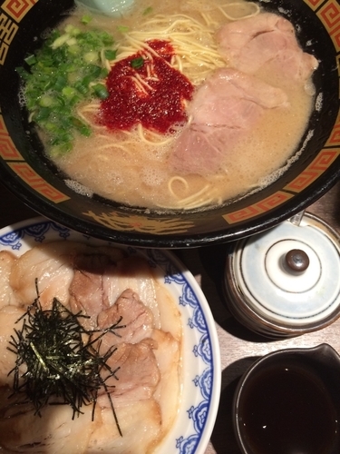 「天然とんこつラーメン+釜だれとんこつ焼き豚皿」@一蘭 新宿中央東口店の写真
