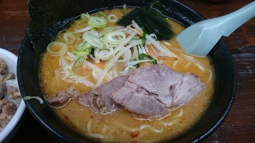 「辛味噌らーめん（850円）＋ぶたご飯 小（150円）」@さつまっこ 春日橋店の写真