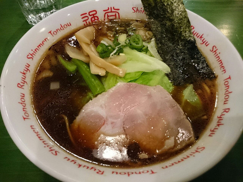 「ミニ焦がし黒醤油ラーメン」@琉球新麺 通堂 横浜ラーメン博物館店の写真