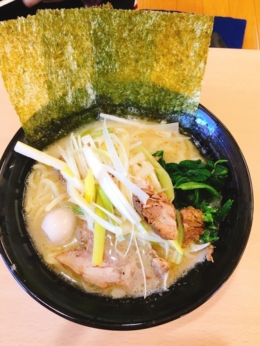 「塩らーめん ネギ増し」@横濱家系 虎壱家の写真