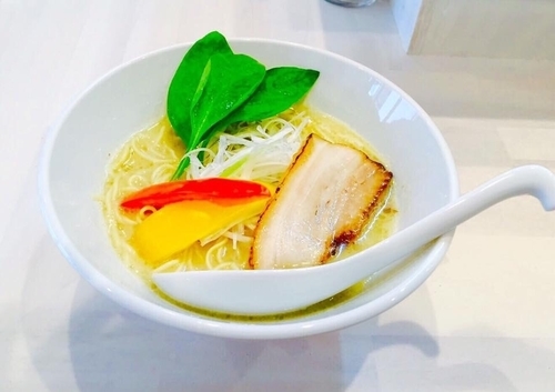 「拉麺  塩」@濃厚鶏出汁拉麺 吉法師 KIPPOSHIの写真