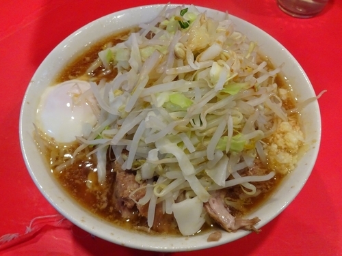 「小ラーメン（700円）＋温泉玉子（100円）ニンニクカラメ」@ラーメン二郎 府中店の写真
