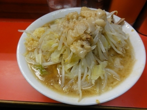 「ラーメン600円　麺固め　ニンニク　脂　辛め」@ラーメン二郎 三田本店の写真