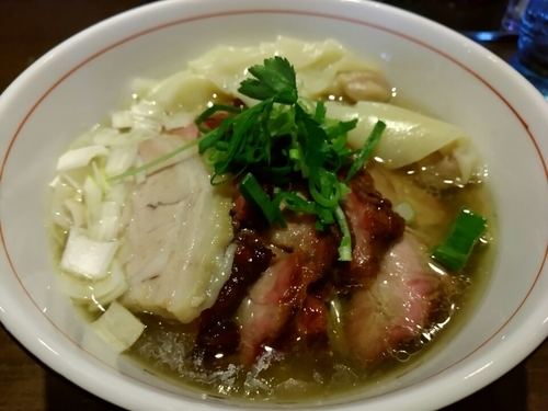 「地鶏中華そば（塩・手もみ麺)+釜焼きチャーシュー+ワンタン」@麺や 虎徹の写真