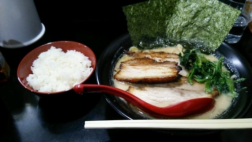 「小豚らーめん　固め・濃め（900円）+ライス（50円）」@麺家蔦重 岸谷店の写真