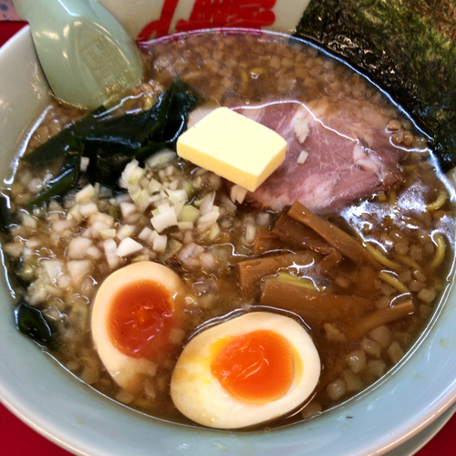 「プレミアム醤油とんこつ半ライスセット940円 バター 60円」@ラーメン山岡家 大泉店の写真