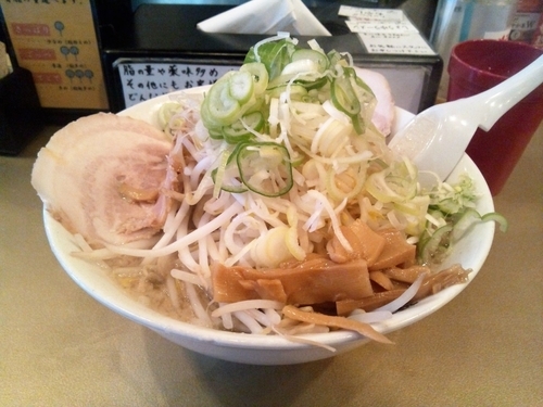 「醬油ラーメン（750円）+もやし超盛り（100円）」@超ごってり麺 ごっつ 秋葉原店の写真