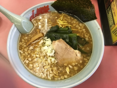 「プレミアム醤油とんこつ中半ライスセット／¥1,050」@ラーメン山岡家 瑞穂店の写真