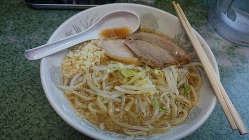 「らーめん麺少な目ニンニク」@ラーメン二郎 新宿小滝橋通り店の写真