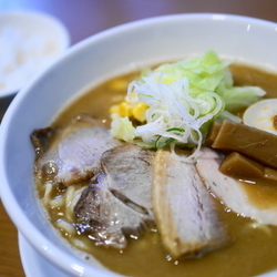 味噌ラーメン 太麺＋サービスライス＋サービスチャーシュー（ロ