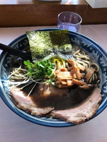 「黒醤油（太麺）」@あぢとみ食堂の写真