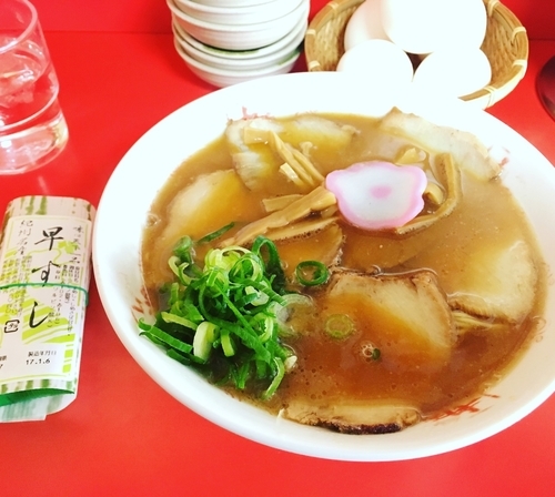 「特製中華そば+すし」@井出商店の写真