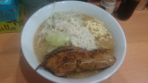 「らーめん　麺少な目野菜少な目ニンニク」@らーめん忍者の写真