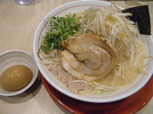 「ラーメン580円＋ﾓﾔｼﾏｼ60円(麺ﾌﾂｳ背脂ﾏｼﾏｼ)+」@替玉千里眼 志木店の写真