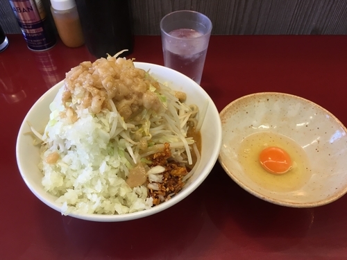 「味噌ラーメン +玉ねぎ +生玉」@ジラフの写真