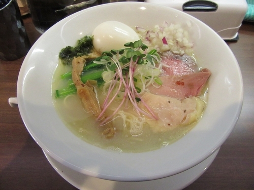 「鯛出汁塩そば　味玉付き（１０３０円）」@usaco noodlesの写真