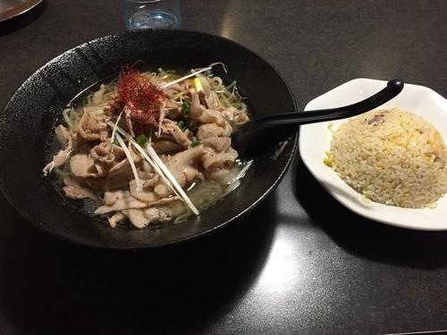 「ガッツリ肉盛りラーメン200&半炒飯」@ともや食堂 藤岡店の写真