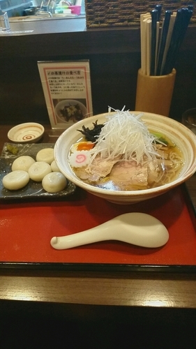 「魚介醤油ラーメン1.5玉￥880全部のせ￥300+餃子330」@麺屋むどうの写真