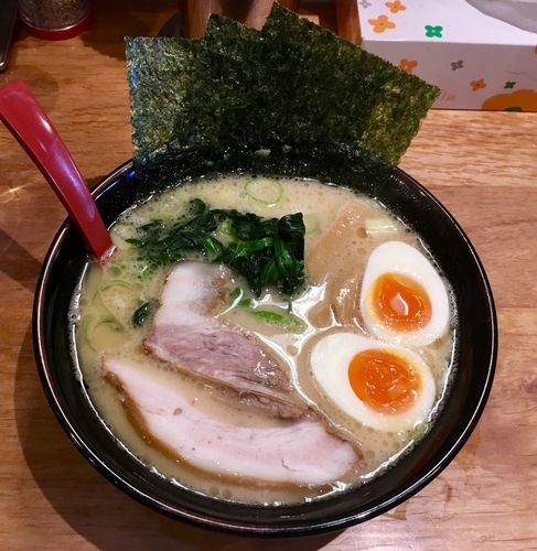 「ラーメン 醤油 + 味玉」@横浜家系ラーメン 大館家の写真